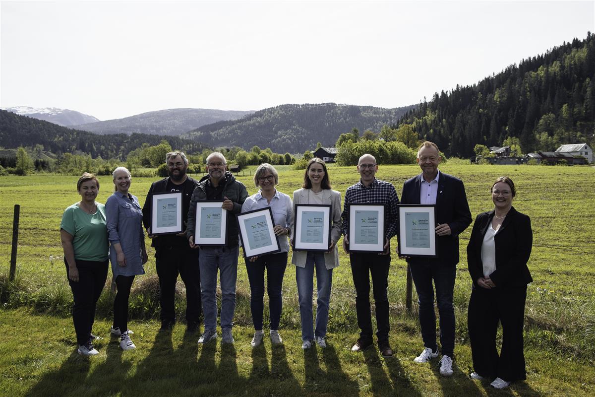 Bilde av dei tilsette i under Visit Fjordkysten og Sunnfjord,  frå overrekkinga av diplomet for Merket for Berekraftig reisemål  - Klikk for stort bilete