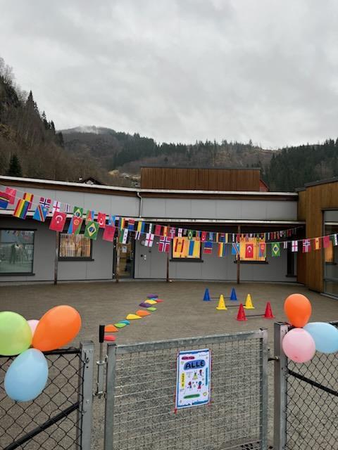 Feriring av barnehagedagen i Yksnebjørbarnehage med flagg og ballongar - Klikk for stort bilete